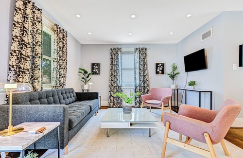 Lakeside House | Stylish Cottage near Botanical Gardens + Huge Deck