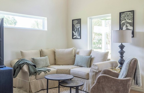 Warrenton House | Stylish Country Getaway | Minutes to Round Top