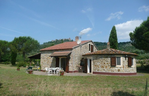Gavorrano House | Stylish country house with panoramic views on beautifully landscaped grounds.