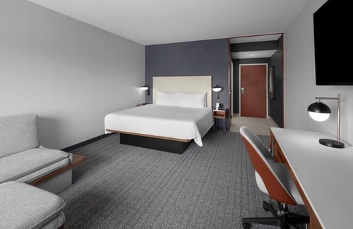 Oldsmar Hotel | Stylish Courtyard Stay in Oldsmar with Pool Access – Near Dining & Attractions