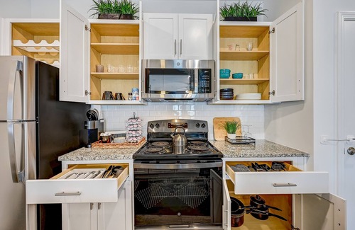 Jacksonville Apartment | ⭐Stylish & Cozy⭐ 2BR/2BA w/King Bed, Pool & Gym Nr I295 & Downtown