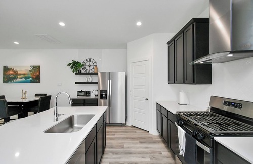 Southeast Houston House | Stylish & Cozy 4 Beds - Near Downtown W/Backyard