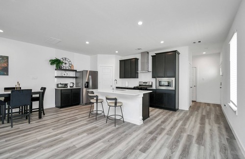 Southeast Houston House | Stylish & Cozy 4 Beds - Near Downtown W/Backyard