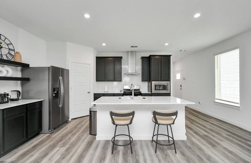 Southeast Houston House | Stylish & Cozy 4 Beds - Near Downtown W/Backyard