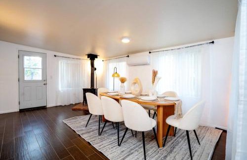 Palmdale House | Stylish Cozy, Aesthetic, Stocked Kitchen, and Pet Friendly
