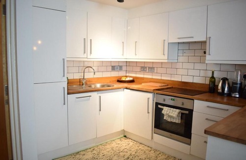 Askew Apartment | Stylish Cozy Apartment near Trendy Shepherd's Bush