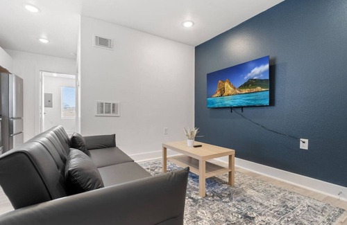 Old East Dallas Apartment | Stylish & Cozy Getaway in Downtown with Free Parking