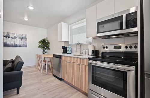 Old East Dallas Apartment | Stylish & Cozy Getaway in Downtown with Free Parking