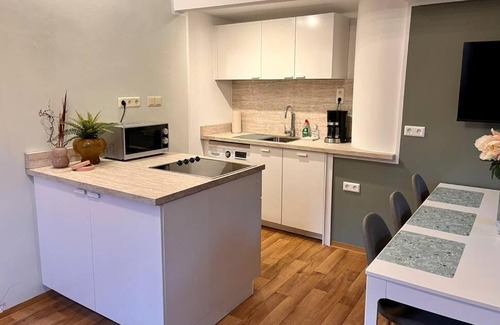 Altglienicke Apartment | Stylish, Cozy Guest House with Terrace & Pool