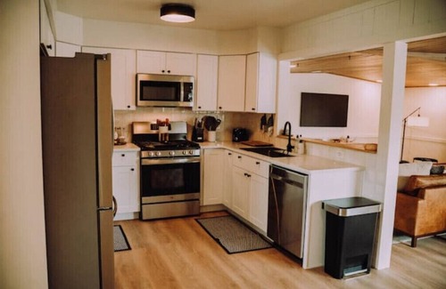 Salmon House | Stylish & Cozy Home - Newly Renovated