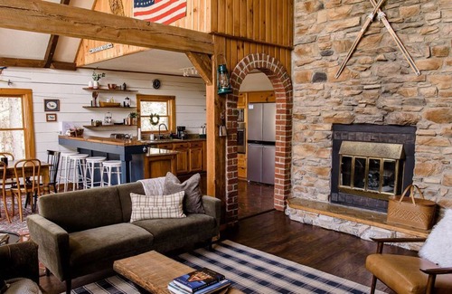 Wardsboro Cabin | Stylish, cozy log cabin between Mt. Snow & Stratton