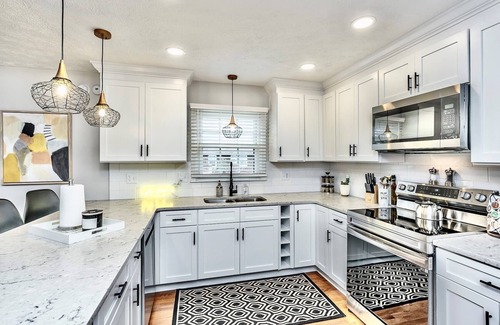 Open Gates House | ⭐️Stylish & Cozy Ranch⭐️ Patio, Fenced Back Yard, Fire 🔥Pit-all the essentials!