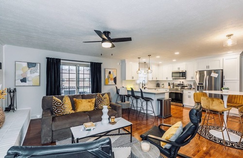 Open Gates House | ⭐️Stylish & Cozy Ranch⭐️ Patio, Fenced Back Yard, Fire 🔥Pit-all the essentials!