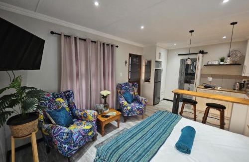 West Bank Apartment | Stylish Cozy Stay at Ferndale House Apartments