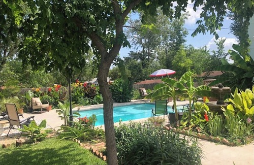 Taylor House | STYLISH COZY URBAN OASIS IN DOWNTOWN TAYLOR WITH POOL