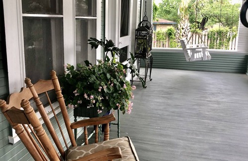 Taylor House | STYLISH COZY URBAN OASIS IN DOWNTOWN TAYLOR WITH POOL