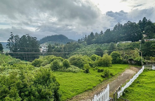 Stone House Area Villa | Stylish & Cozy Villa: Lush lawns - Firepit - Glass House - 5 mins from Ooty town