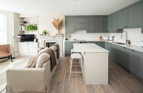 Stroud Green Apartment | Stylish Crouch End 2B2B Flat - Sleeps 6