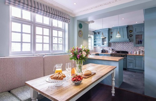 Brompton & Hans Town Apartment | Stylish decor, Terrace, A/C, prime location