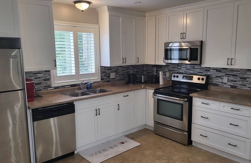 Welland House | Stylish decorated 3 bedrooms is located in a safe area -20 min to Niagara Falls.