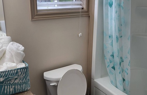 Welland House | Stylish decorated 3 bedrooms is located in a safe area -20 min to Niagara Falls.