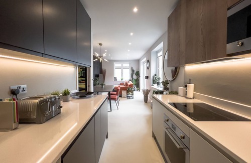 Tower Hamlets Apartment | Stylish Designer Apartment - 1 minute walk to Mile End tube station