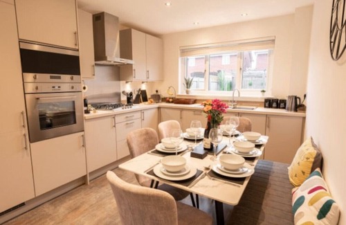 Greasby House | Stylish Detached Upton Home | Sleeps 8 | Parking