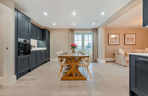 Burford Apartment | Stylish dog friendly Cotswold holiday apartment in Burford - Riverview