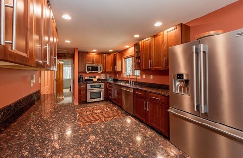 North Glade Hills House | Stylish Dog Friendly Cabin Near Lake, Trails & Skiing
