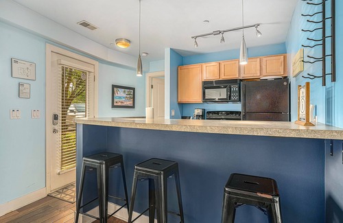 Douglas Condo | Stylish Dog-Friendly Condo W/Free Wifi, Patio, Outdoor Pool