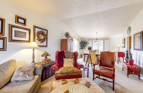 Eagle House | Stylish dog-friendly townhouse with firepit, great golfer's getaway