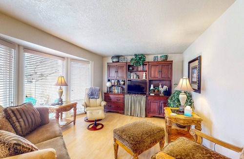Eagle House | Stylish dog-friendly townhouse with firepit, great golfer's getaway
