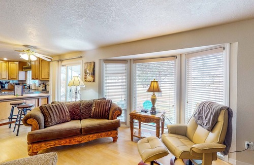 Eagle House | Stylish dog-friendly townhouse with firepit, great golfer's getaway