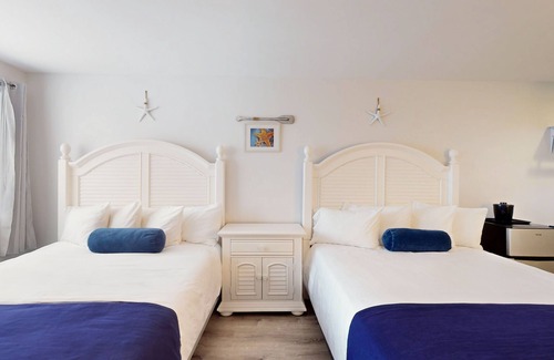 Lower Township Hotel | Stylish Double Queen Room for Families and Friends