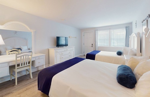 Lower Township Hotel | Stylish Double Queen Room for Families and Friends