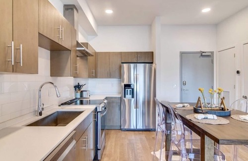 Edgehill Condo | Stylish downtown condo w/pool & parking