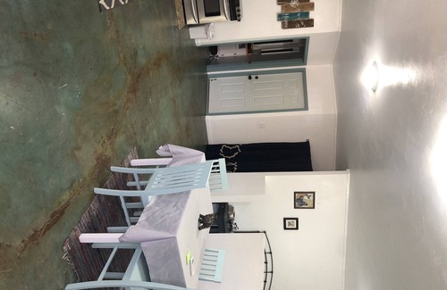 Yreka House | Stylish Downtown Hidden Gem (Studio)