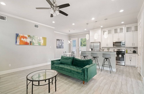 West Dallas House | Stylish Downtown Home with Massive Backyard