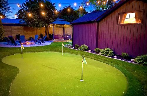Kingsville House | Stylish Downtown Kingsville Getaway with Putting Green, Firepit & Games