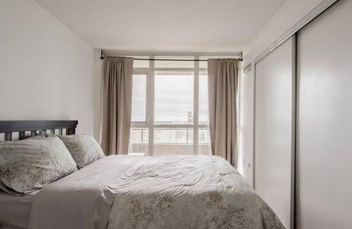 CityPlace Apartment | Stylish Downtown Lakeview Condo - One Free Parking