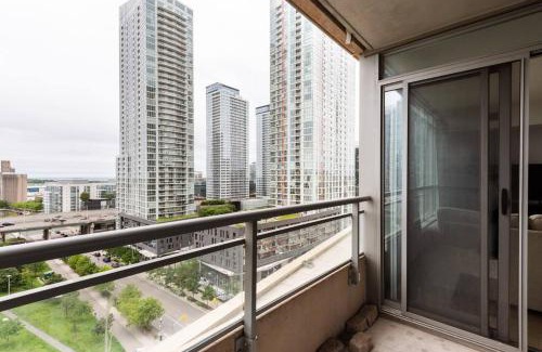 CityPlace Apartment | Stylish Downtown Lakeview Condo - One Free Parking