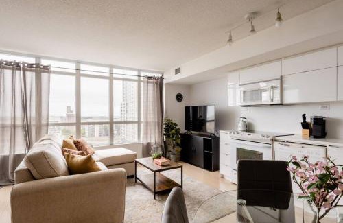CityPlace Apartment | Stylish Downtown Lakeview Condo - One Free Parking