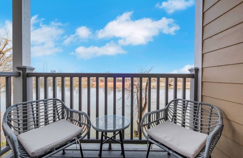 North Capitol Condo | Stylish Downtown Nashville Condo ~ River Views! Near Everything + Pool + Parking