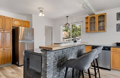 Drumheller House | Stylish Drumheller Retreat: Steps from the Red Deer River!