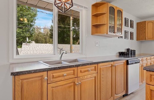 Drumheller House | Stylish Drumheller Retreat: Steps from the Red Deer River!