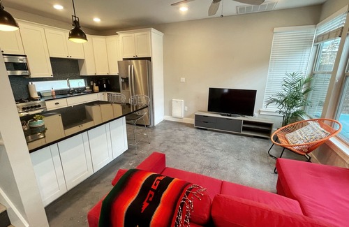 Govalle House | Stylish East Austin Resort-style property: 5/3 main house with a 2/2 guest house