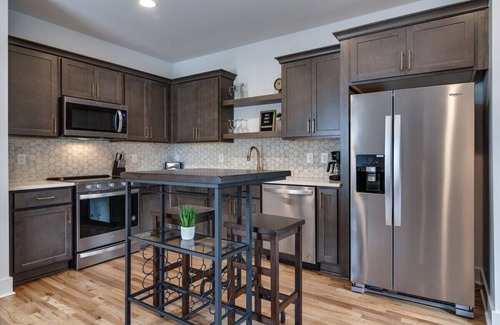 Greenwood House | Stylish East Nashville Townhouse for 6