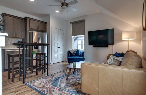 Greenwood House | Stylish East Nashville Townhouse for 6