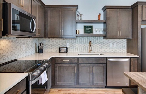 Greenwood House | Stylish East Nashville Townhouse for 6
