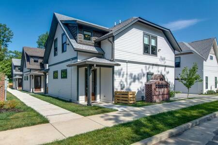 Greenwood House | Stylish East Nashville Townhouse for 6
